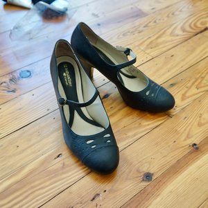 Naturalizer heels. Cute!